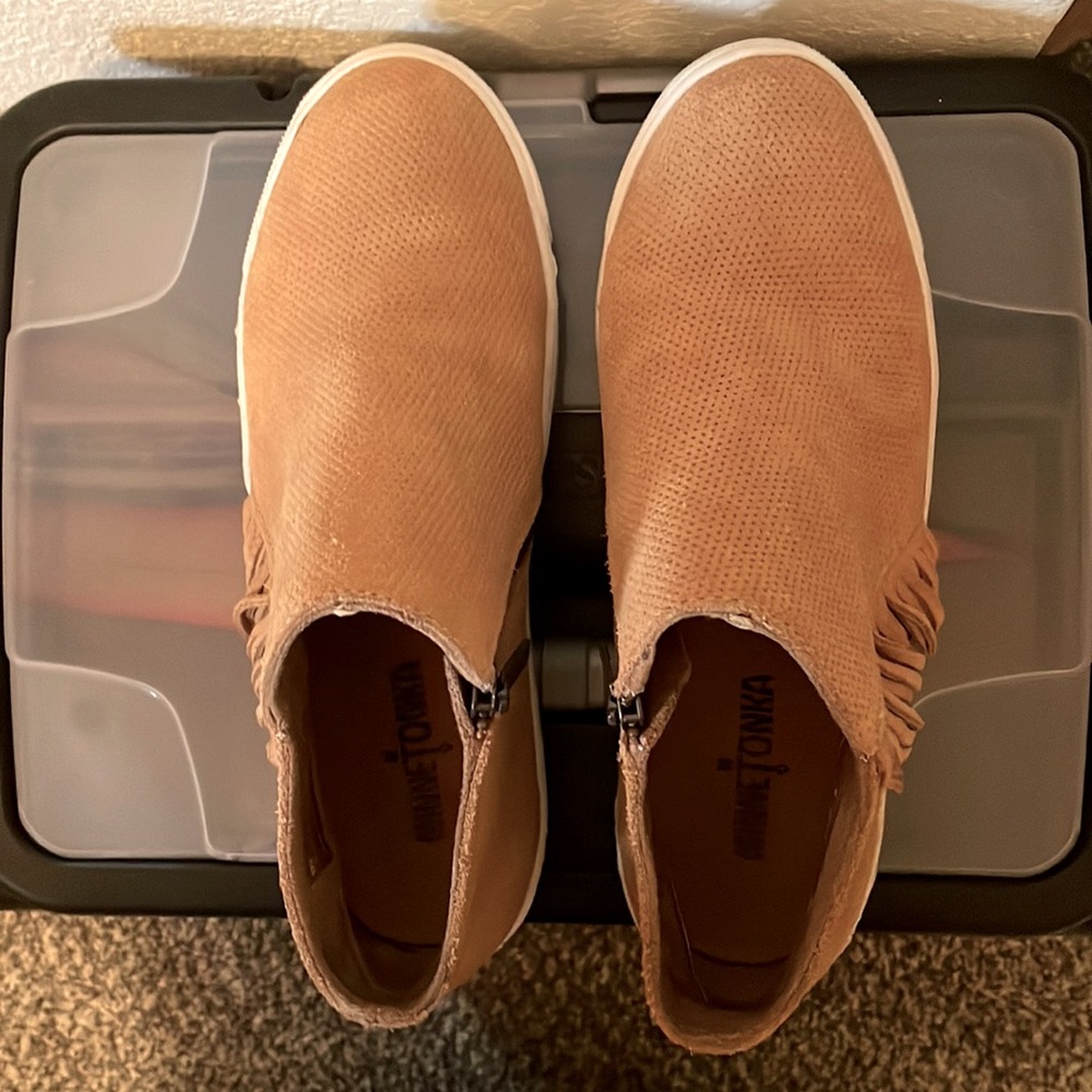 Cute Minnetonka suede shoes. Lots of life left in these